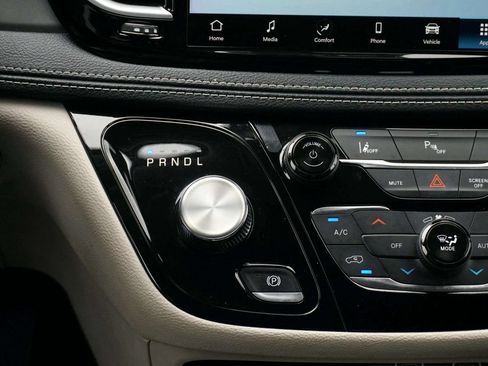 Used 2023 Chrysler Pacifica Touring-L FWD image 29