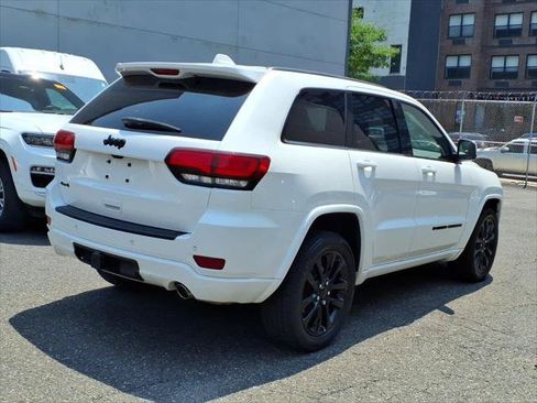 Certified 2022 Jeep Grand Cherokee Laredo X AWD/4WD image 4