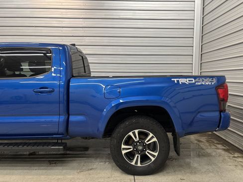 Used 2018 Toyota Tacoma TRD Sport image 5