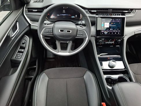Certified 2023 Jeep Grand Cherokee Altitude AWD/4WD image 11