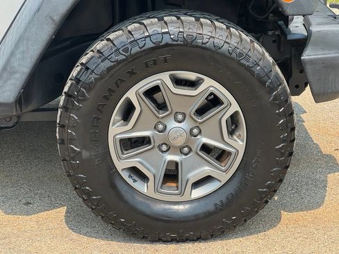 Used 2017 Jeep Wrangler Unlimited Rubicon w/ Connectivity Group AWD/4WD image 8