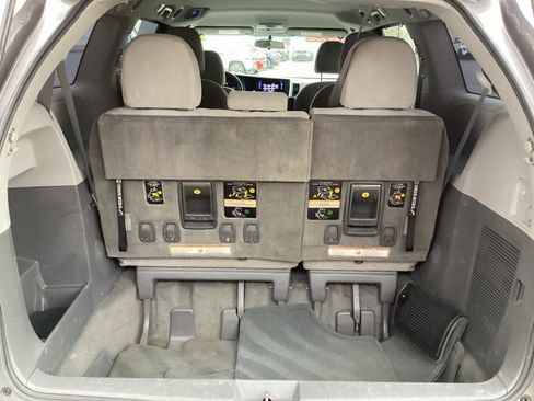 Used 2015 Toyota Sienna L image 14