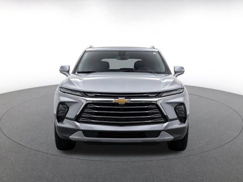 Used 2025 Chevrolet Blazer LT FWD image 2