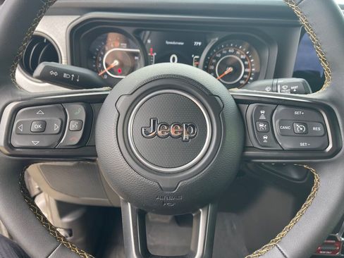 Used 2024 Jeep Gladiator Sport AWD/4WD image 17