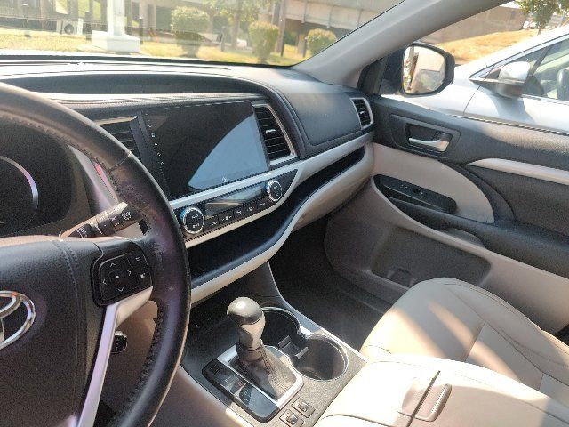 Used 2014 Toyota Highlander XLE FWD image 24