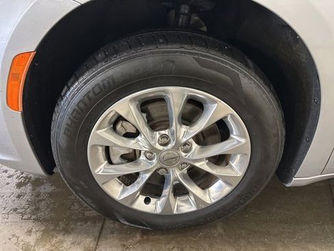 Used 2021 Chrysler Pacifica Touring-L image 38