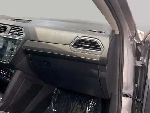 Used 2022 Volkswagen Tiguan SE w/ Panoramic Sunroof Package FWD image 19