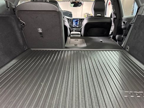 Used 2021 Volvo XC60 T5 Momentum image 17