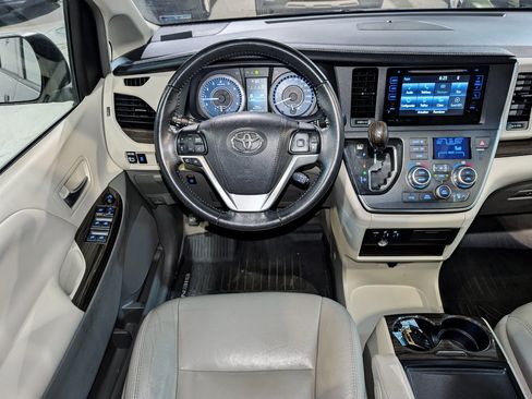 Used 2017 Toyota Sienna FWD image 3