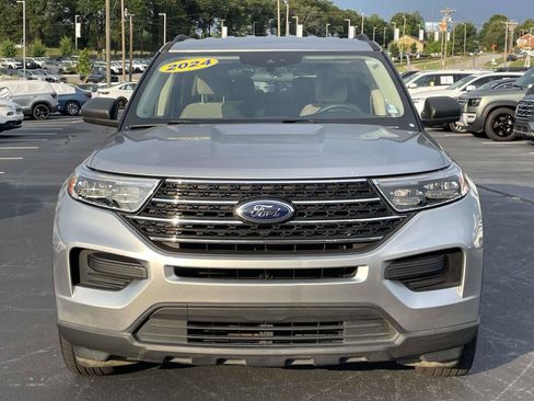 Used 2024 Ford Explorer XLT AWD/4WD image 2