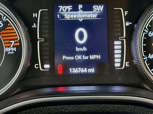 Used 2019 Jeep Cherokee Latitude Plus FWD image 18