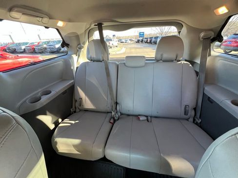 Used 2018 Toyota Sienna XLE image 22