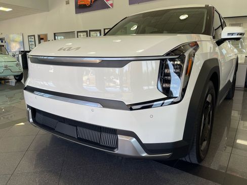 Used 2024 Kia EV9 Light Long Range RWD image 14