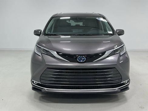 Used 2023 Toyota Sienna Limited image 9
