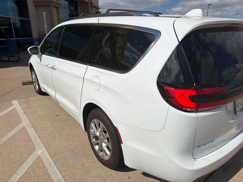 Used 2021 Chrysler Pacifica Touring-L w/ Uconnect Theater Family Group AWD/4WD image 3