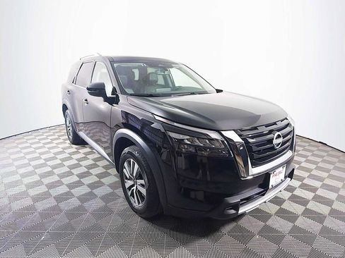 Used 2025 Nissan Pathfinder SL AWD/4WD image 3