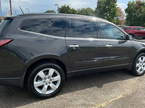 Used 2016 Chevrolet Traverse LT w/ Style and Technology Package image 5