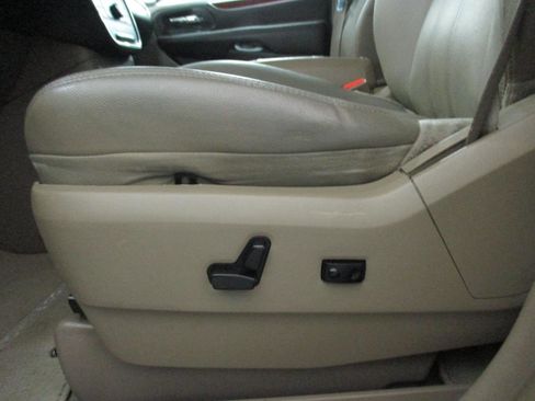 Used 2014 Chrysler Town & Country Touring image 19