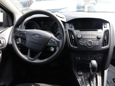 Used 2017 Ford Focus SE FWD image 3