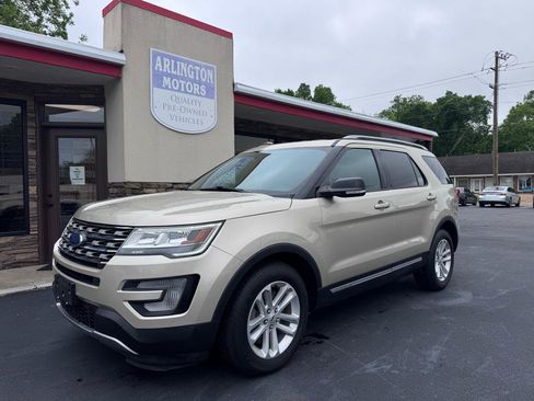 Used 2017 Ford Explorer XLT w/ Equipment Group 201A FWD image 3
