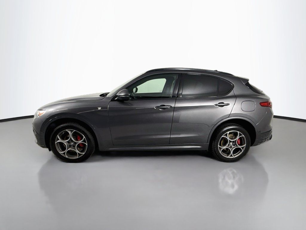 Used 2022 Alfa Romeo Stelvio Ti AWD/4WD image 2