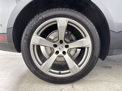 Certified 2025 Porsche Macan image 16