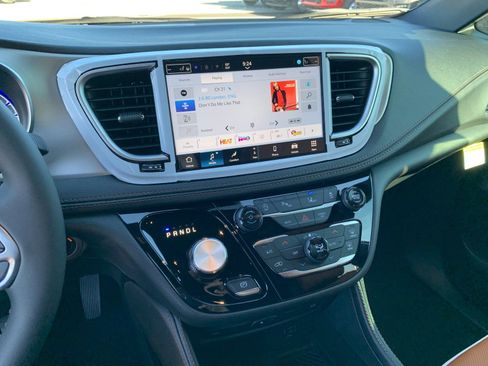 New 2026 Chrysler Pacifica Pinnacle image 24