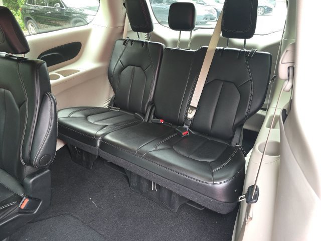 Used 2024 Chrysler Pacifica Touring-L FWD image 12