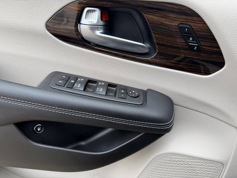 Used 2023 Chrysler Pacifica Limited image 12