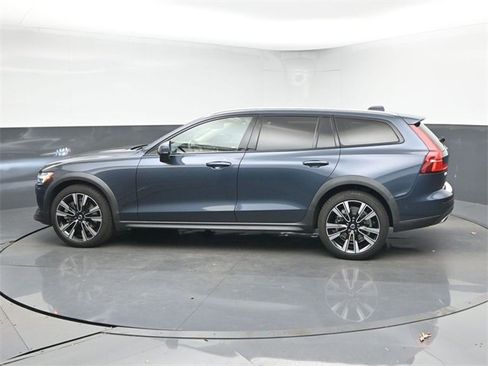 Used 2022 Volvo V60 T5 Cross Country w/ Advanced Package image 5