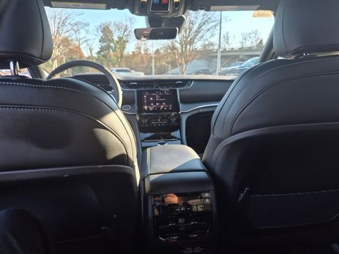 Used 2025 Jeep Grand Cherokee L Laredo image 12