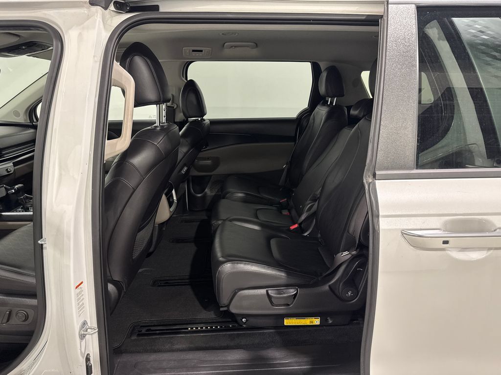Used 2025 Kia Carnival FWD image 20