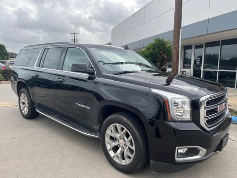 Used 2017 GMC Yukon XL SLT w/ Open Road Package AWD/4WD image 10