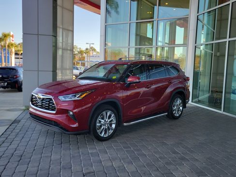 Used 2023 Toyota Highlander Limited image 32