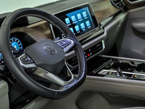 Certified 2024 Volkswagen Atlas SE w/ Black Wheel Package AWD/4WD image 15
