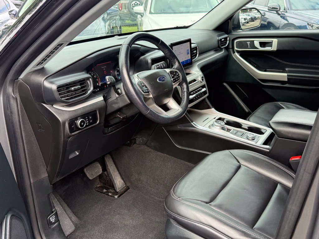 Used 2023 Ford Explorer XLT w/ Equipment Group 202A AWD/4WD image 18