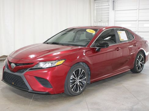 Used 2018 Toyota Camry SE FWD image 3