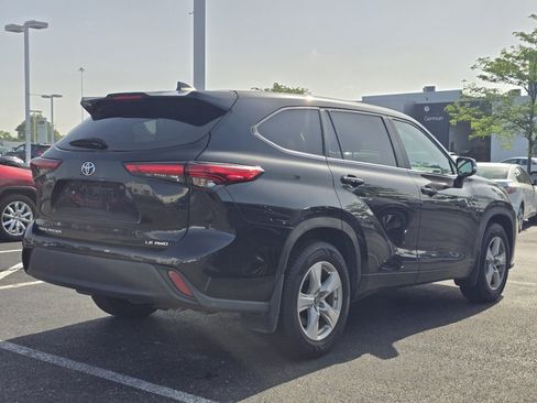 Used 2023 Toyota Highlander LE AWD/4WD image 7