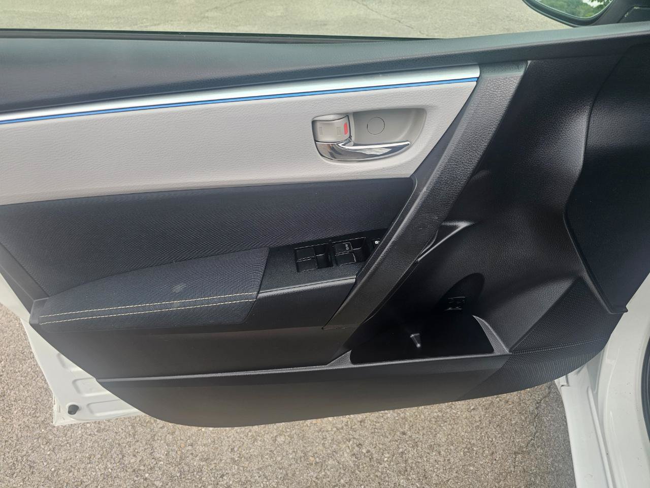 Used 2015 Toyota Corolla LE FWD image 23