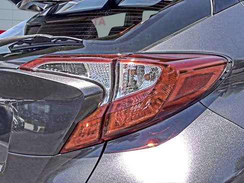 Used 2019 Toyota C-HR XLE FWD image 5