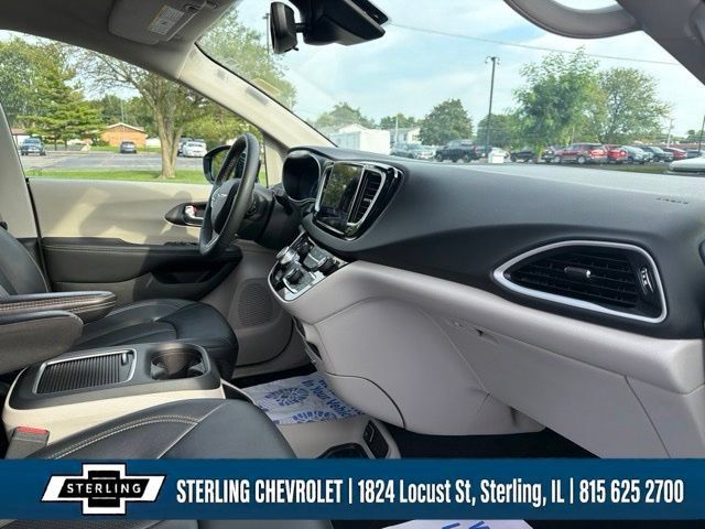 Used 2024 Chrysler Pacifica Touring-L FWD image 11