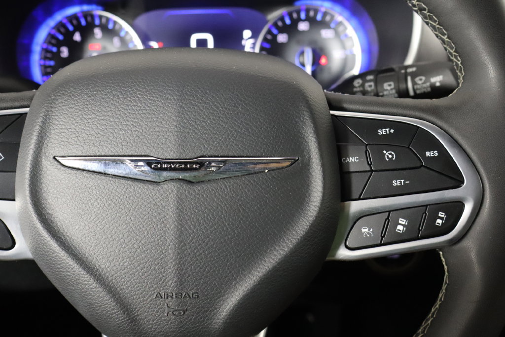 Used 2025 Chrysler Pacifica Select FWD image 10