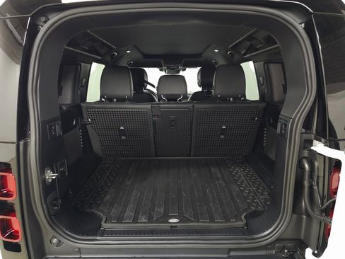 Used 2025 Land Rover Defender 110 S image 6