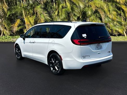 New 2026 Chrysler Pacifica Limited w/ S Appearance Package image 3