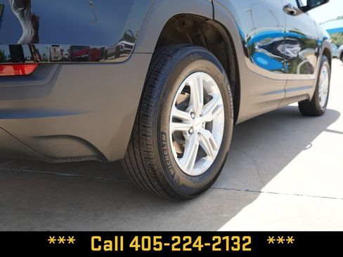 Used 2024 GMC Terrain SLE FWD image 8