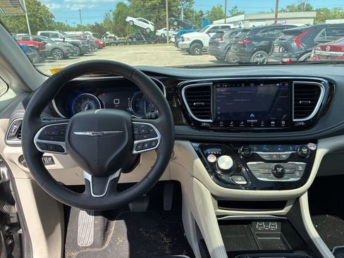 Used 2023 Chrysler Pacifica Limited FWD image 20