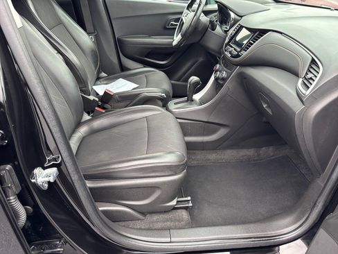 Used 2019 Chevrolet Trax LT w/ LT Convenience Package AWD/4WD image 17