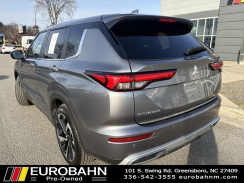 Used 2022 Mitsubishi Outlander SE image 3