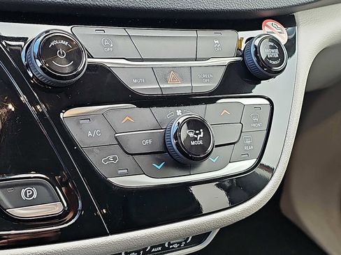 Used 2022 Chrysler Voyager LX image 18