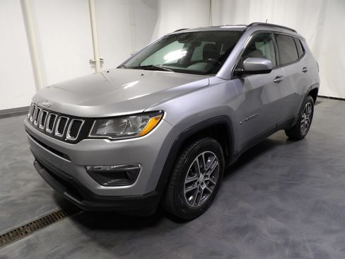Used 2017 Jeep Compass Latitude w/ Popular Equipment Group AWD/4WD image 3